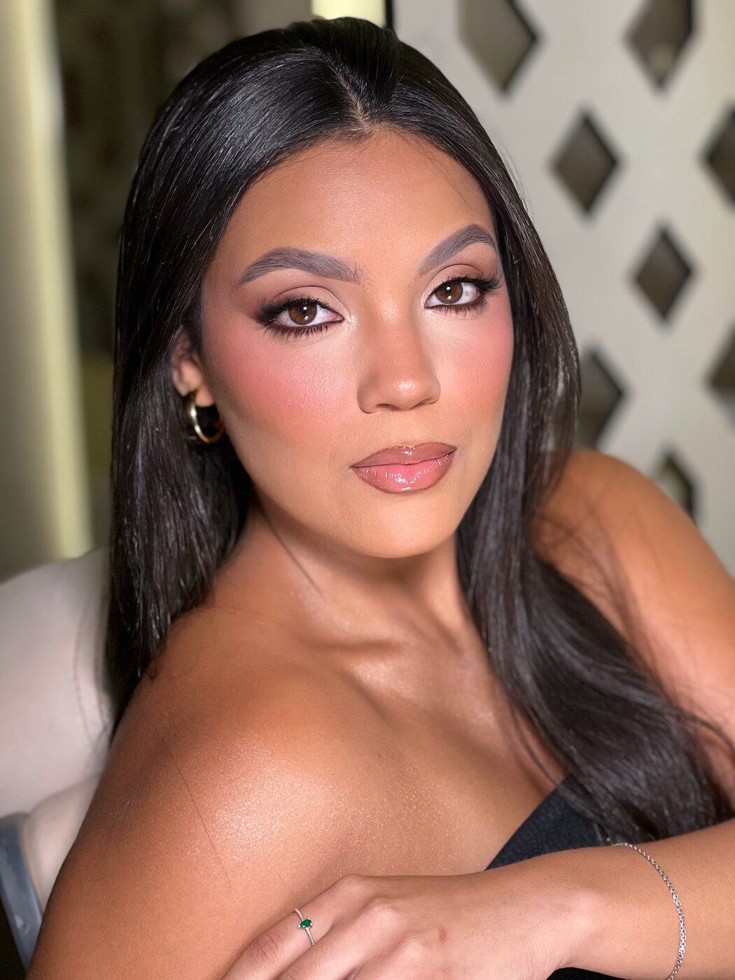 Maquiagem sofisticada — pele iluminada com blush rosado